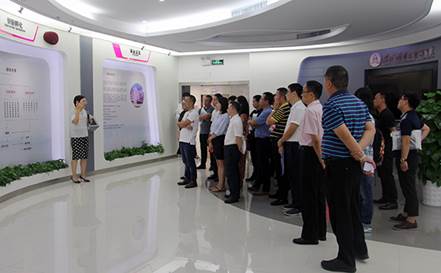 說明: F:\【資料與辦公】\辦公區\2.網站新聞\2019年\9月\2019.09.07 方大集團舉辦“高級管理人員研修班”培訓\參觀展廳(文中.jpg