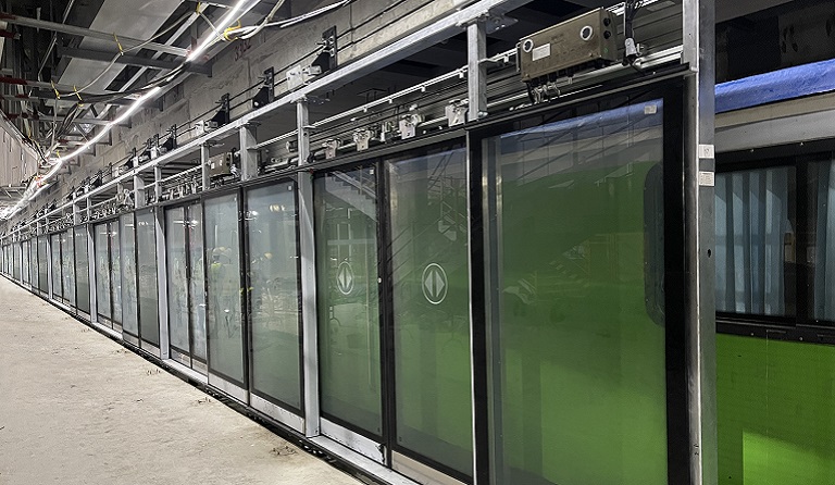 方大模塊化裝配式站臺(tái)門(mén)在深圳地鐵8號(hào)線順利啟動(dòng)首次安裝