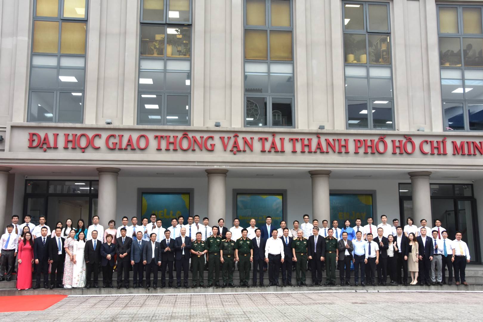 方大與胡志明市交通運輸大學共建實驗室落成，越南建設部部長親臨揭牌